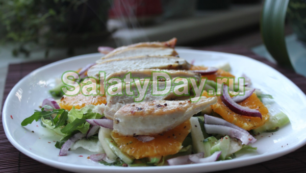 Тёплый салат с курицей и апельсином