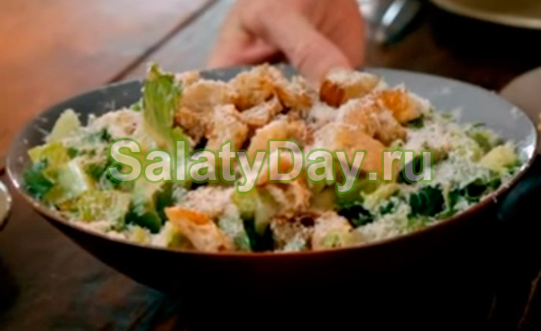 Салат Цезарь с курицей гриль