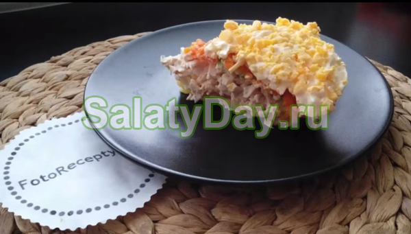  Слоеный салат "Неженка с курицей"