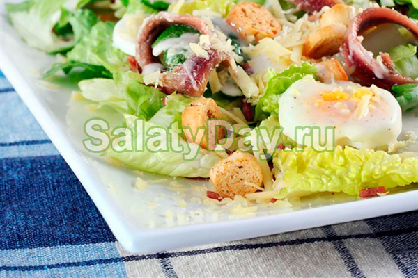 Салат Цезарь с курицей и анчоусами