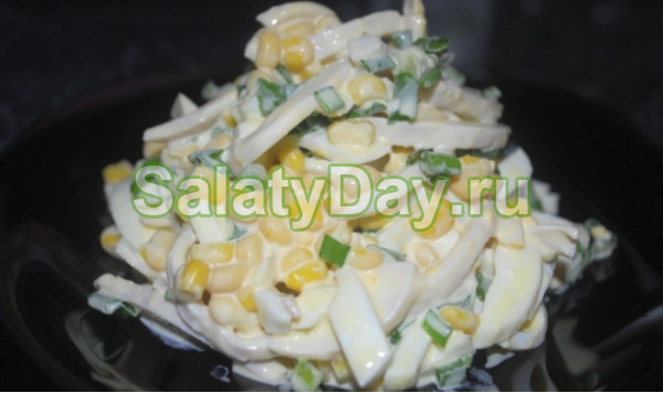 Салат из кальмаров с кукурузой и яйцом