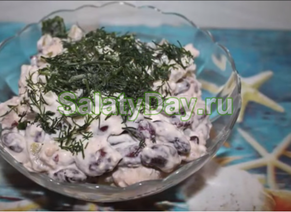 Салат из красной фасоли с курицей и сыром