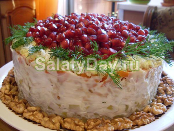 Салат Красная шапочка с орехами, морковкой и куриной грудкой