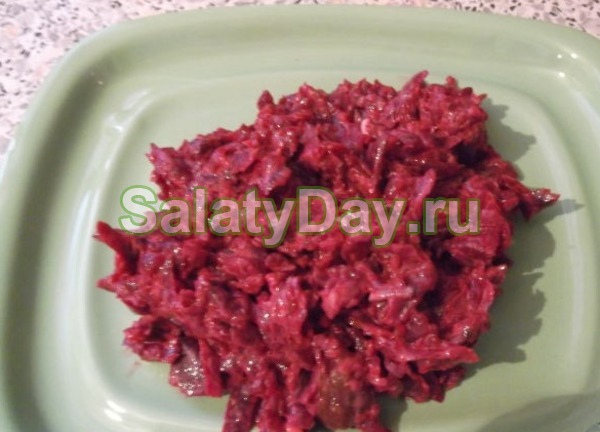 Свекольный салат с маринованными огурцами