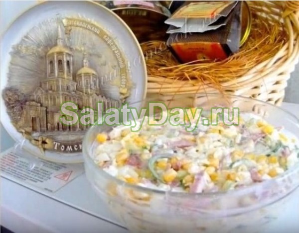 Праздничный салат с колбасой и кириешками