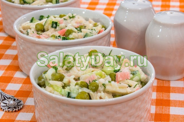 Салат с горошком, кальмарами и огурцами