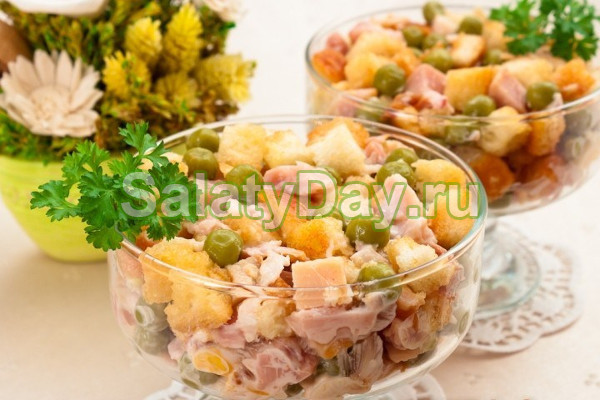 Салат с горошком, сухариками и копченым окорочком