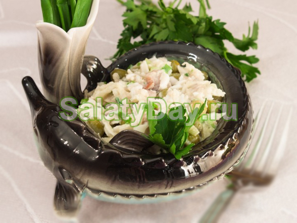Салат с горошком и копченой скумбрией