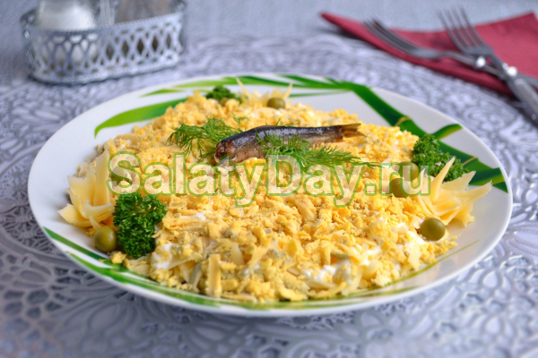 Салат с сыром, горошком и шпротами