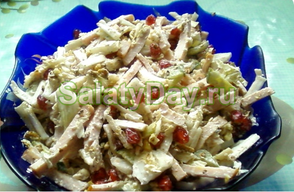Творожный салат с редькой и грецкими орехами