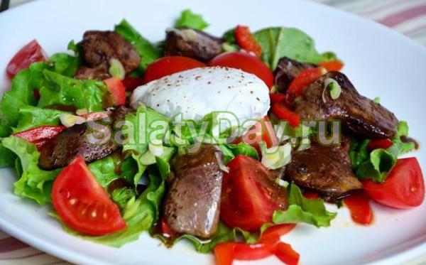 Теплый салат с куриной печенью и яйцами-пашот