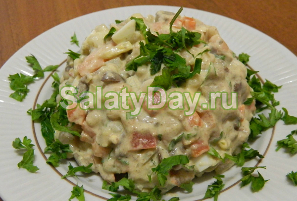 Салат с фасолью и куриной печенью