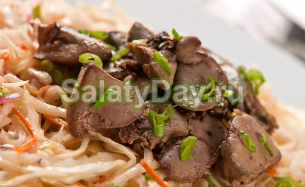 Салат с куриной печенью и капустой
