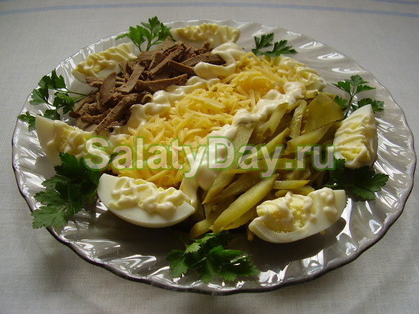 Салат с печенью и сыром