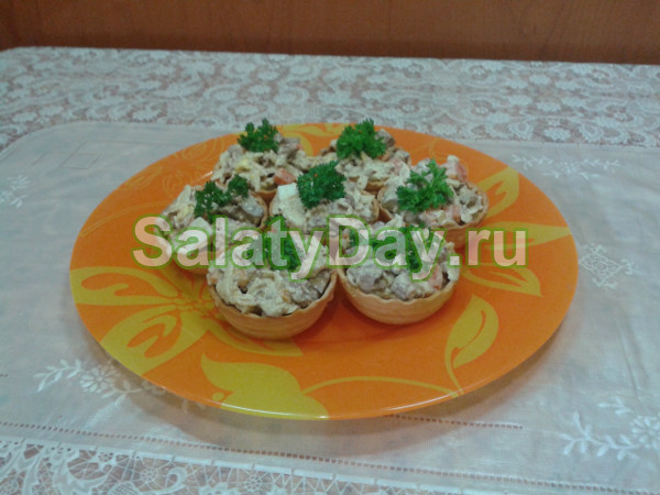 Салат-закуска с куриной печенью и яблоками
