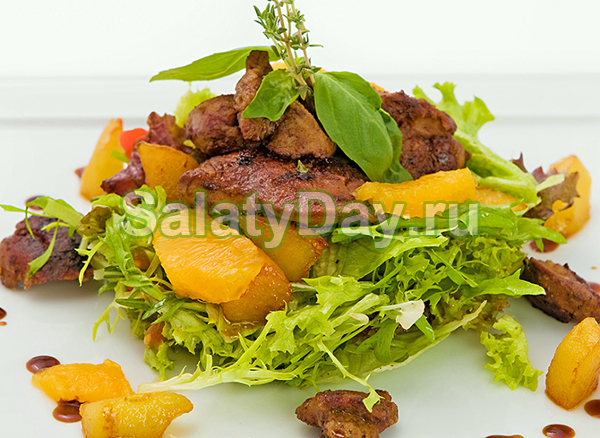 Салат с куриной печенью в бальзамической карамели с грушей и апельсином