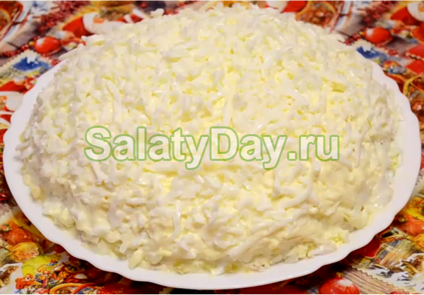 Салат из копченой куриной грудки с сыром и ананасами.