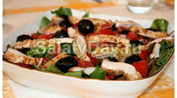 Салат с куриной грудкой и маслинами