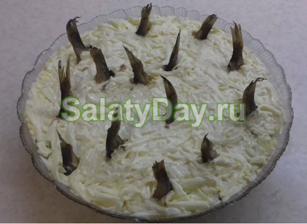 Салат "Рыбки в пруду" со шпротами