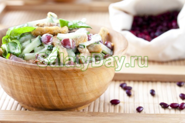 Салат с фасолью и соленым огурцом