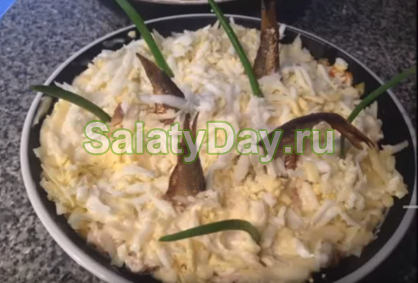 Салат "Рыбки в пруду" с творогом