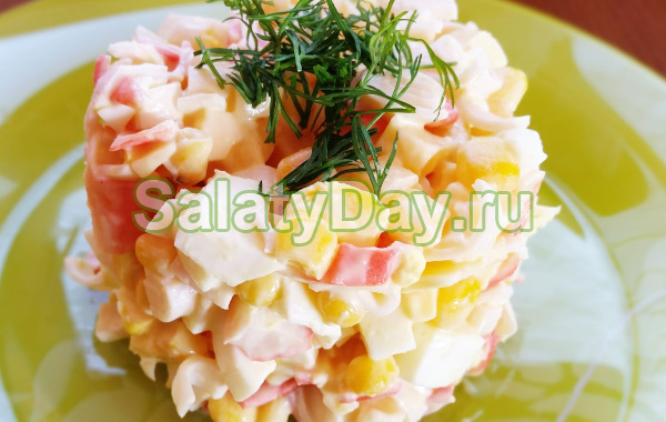 Крабовый салат с твердым сыром и помидорами
