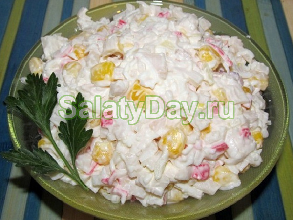 Классический салат из крабовых палочек с кукурузой