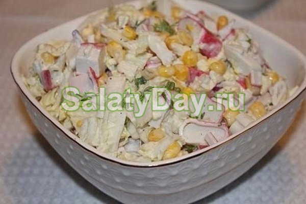 Крабовый салат с пекинской капустой с чесночной заправкой