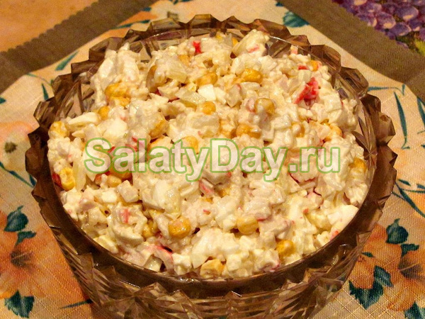 Крабовый салат с плавленым сыром и яблоками