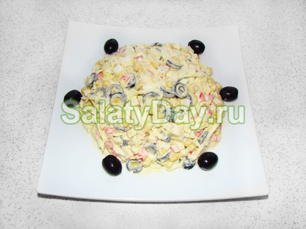 Салат с крабовыми палочками и маслинами