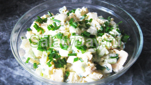 Простой салат с картофелем, яйцом и плавленым сыром
