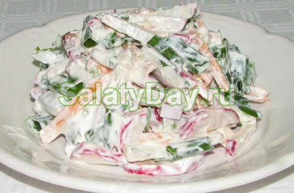 Салат из редиса с яблоками и маринованными огурцами