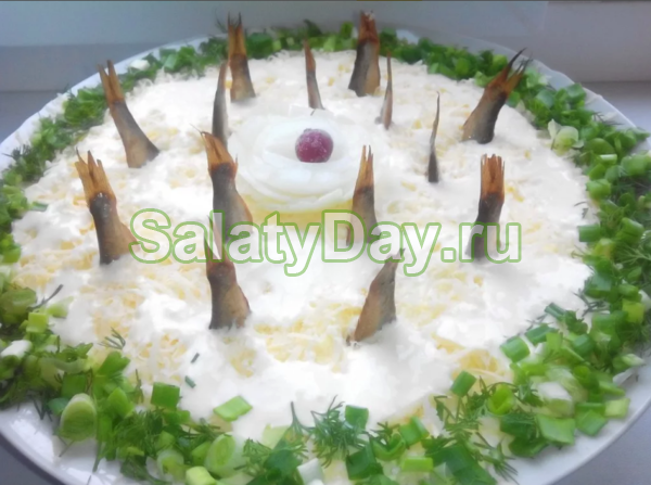 Салат "Рыбки в пруду" с маринованными огурцами