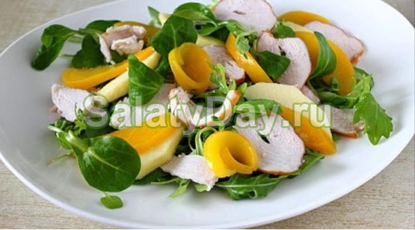Салат с копченой курицей и персиками