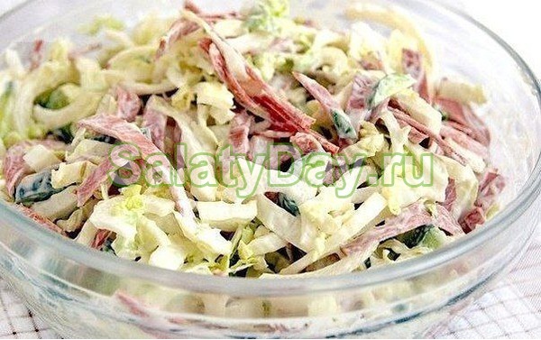 Салат на скорую руку с пекинской капустой, огурцом колбасой