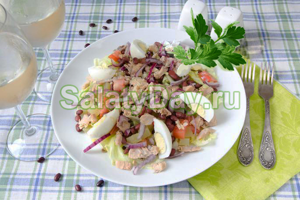 Салат с красной фасолью и горбушей