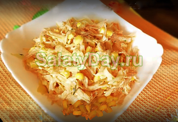 Салат с кукурузой, свежими огурцами и морковью