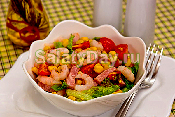 Салат с креветками, кукурузой и помидорами