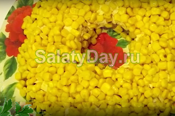 Салат с курицей, грибами и кукурузой