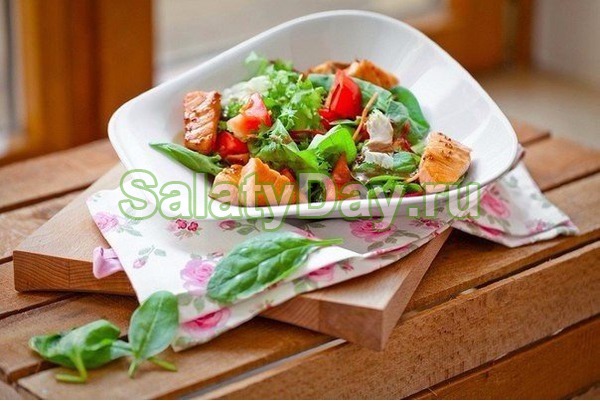 Салат с кусочками сёмги