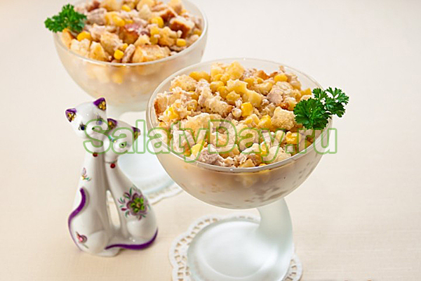 Салат с сухариками, куриным филе, сыром и кукурузой