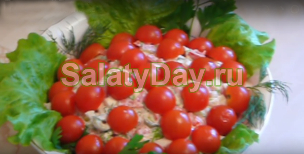 Салат Красная шапочка с помидорами черри и оливками