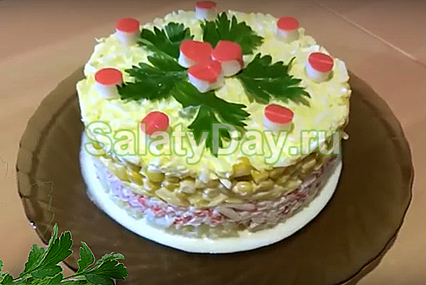 Крабовый салат с ананасом и кукурузой