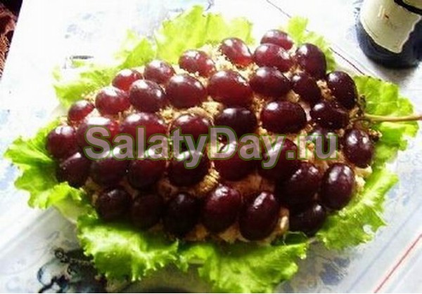 Простой салат на Новый год с копченой куриной грудкой и виноградом