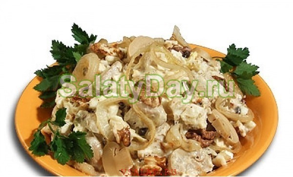 Простой салат на Новый год с курицей и грибами