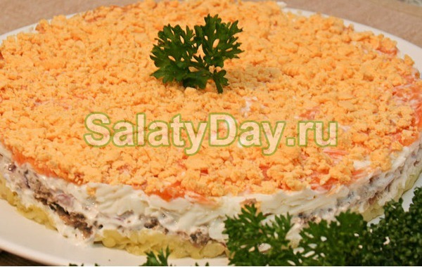 Простой салат на Новый год со шпротами