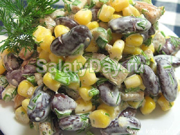 Пикантный салат из красной фасоли и кукурузы с сухариками