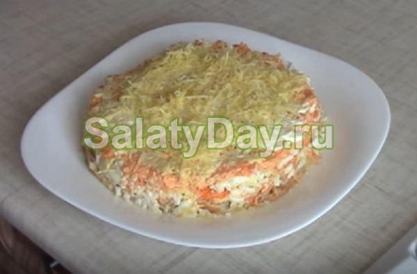 Нежный салат из моркови с яблоком
