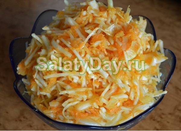 Витаминный салат из капусты с яблочком