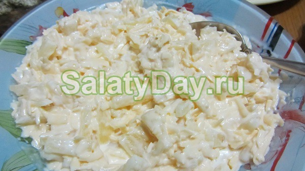 Быстрый салат с ананасами